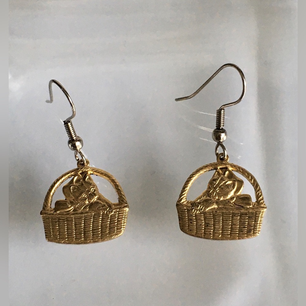 Kittens In A Basket Gold Tone Earrings 3/4” Diameter
